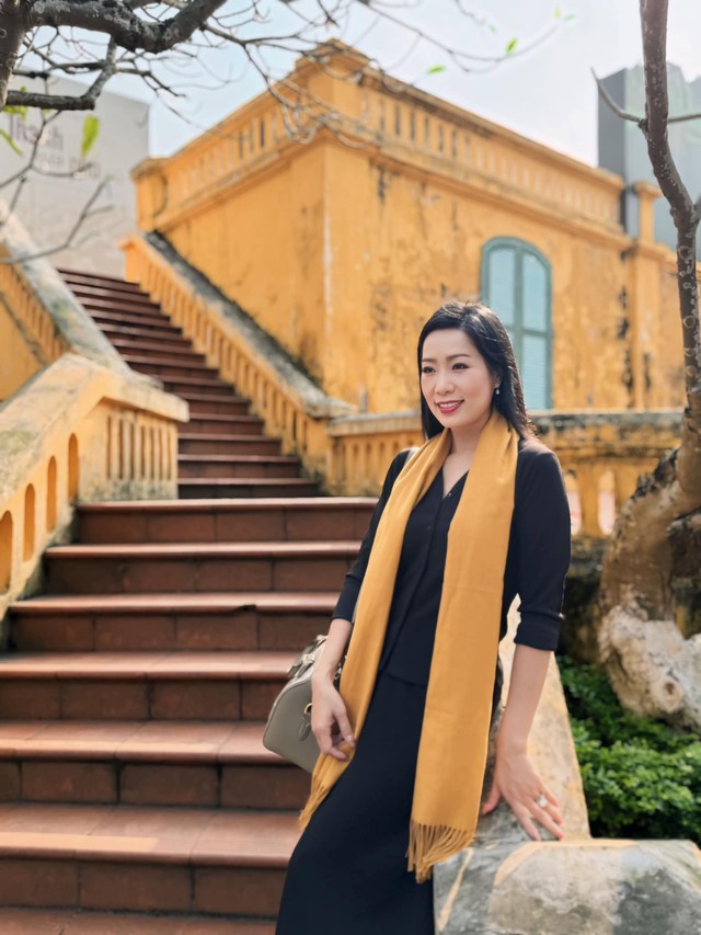 Nhan sắc nữ NSND vừa l&ecirc;n chức chủ tịch, được đại gia y&ecirc;u say đắm suốt 25 năm - Ảnh 4.