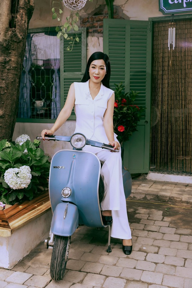 Nhan sắc nữ NSND vừa l&ecirc;n chức chủ tịch, được đại gia y&ecirc;u say đắm suốt 25 năm - Ảnh 2.