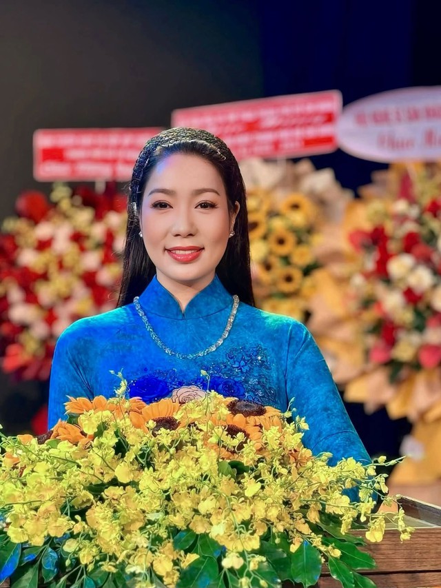 Nhan sắc nữ NSND vừa l&ecirc;n chức chủ tịch, được đại gia y&ecirc;u say đắm suốt 25 năm - Ảnh 1.