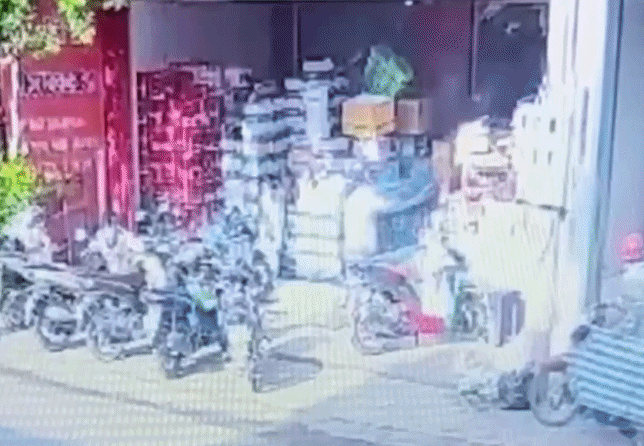 Vụ con trai phóng hỏa khiến bố ruột tử vong: Nghi vẫn còn người mắc kẹt bên trong - Ảnh 2.