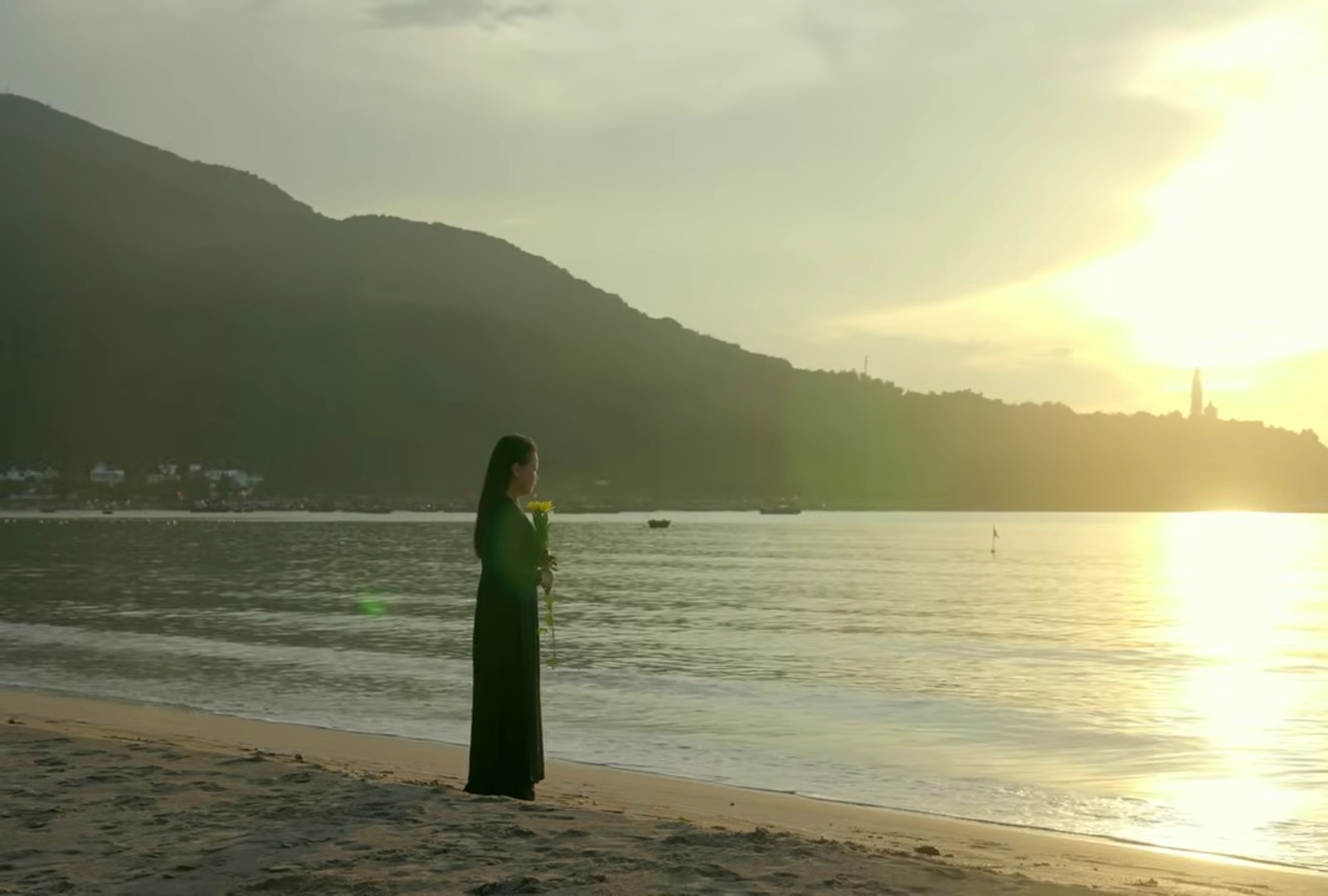 Kh&aacute;nh Ly tới Đ&agrave; Nẵng: "Đ&oacute; l&agrave; nỗi &acirc;n hận t&ocirc;i mang theo suốt cuộc đời" - Ảnh 1.