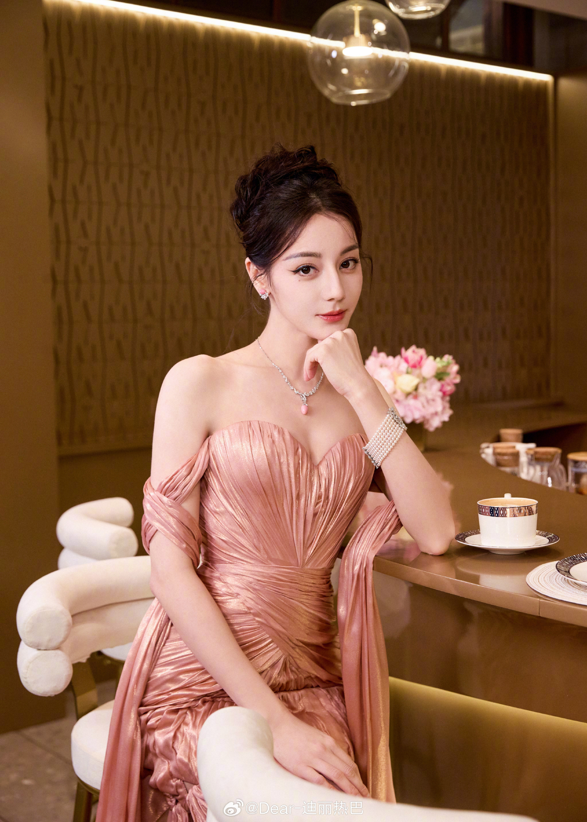 Hot nhất Weibo: Địch Lệ Nhiệt Ba lộ bằng chứng hẹn h&ograve; thiếu gia k&eacute;m 8 tuổi - Ảnh 9.