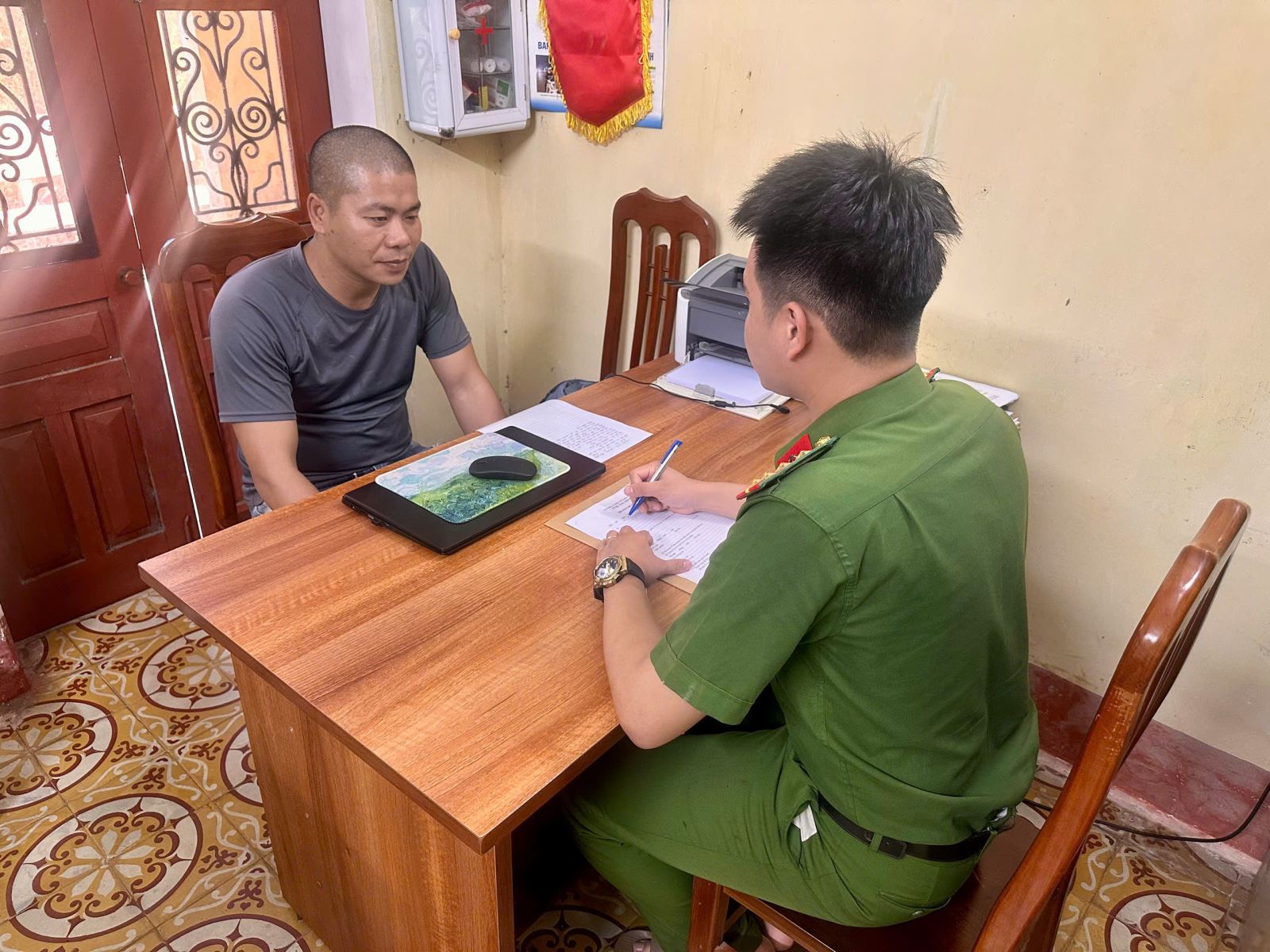 Nguyễn Mạnh hoàn bị khởi tố vì đánh bạc trực tuyến tại Hưng Yên năm 2026 - Ảnh 1. Nguyễn Mạnh hoàn bị khởi tố vì đánh bạc trực tuyến tại Hưng Yên năm 2026 - Ảnh 1.