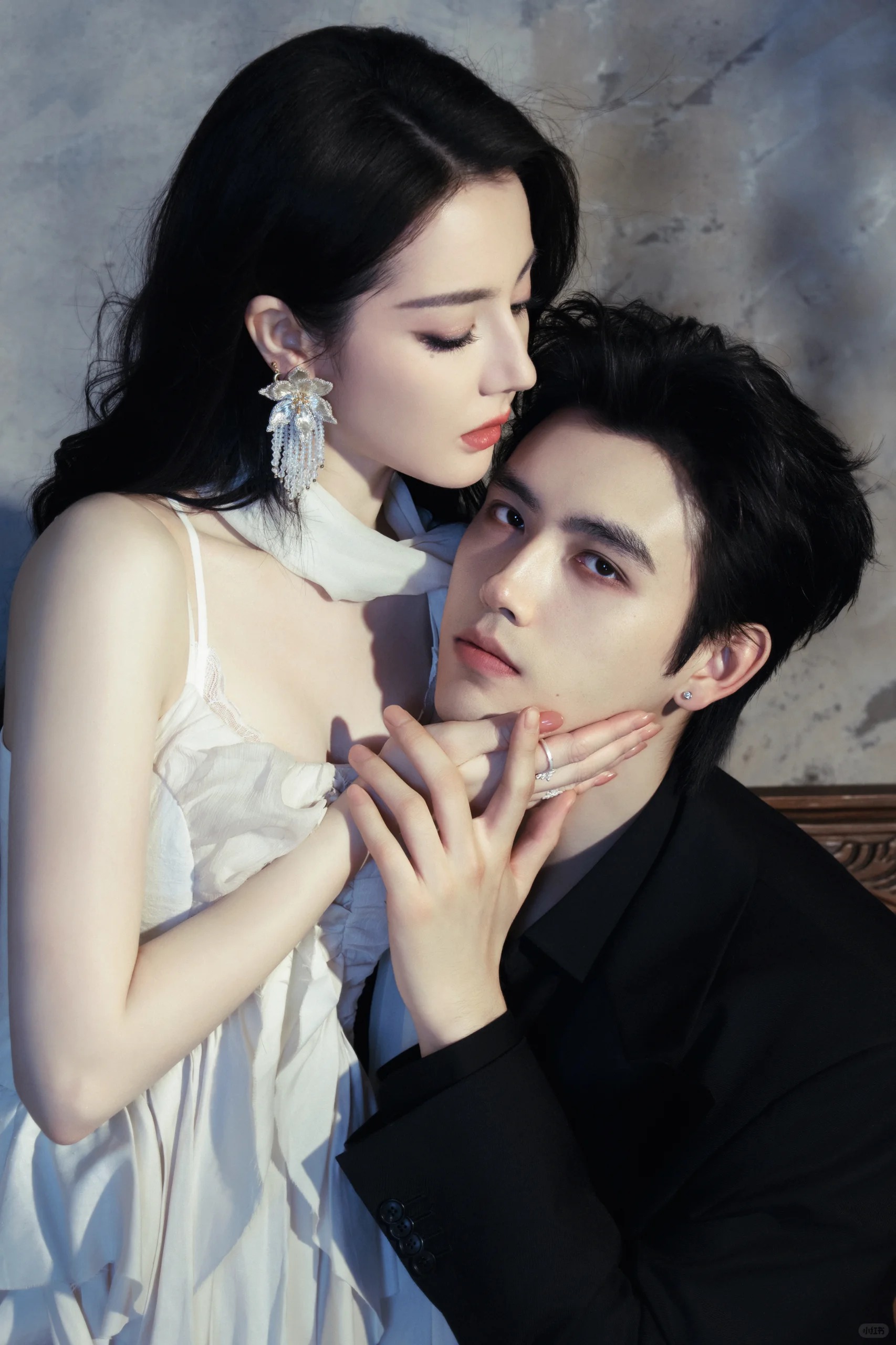 Hot nhất Weibo: Địch Lệ Nhiệt Ba lộ bằng chứng hẹn h&ograve; thiếu gia k&eacute;m 8 tuổi - Ảnh 2.