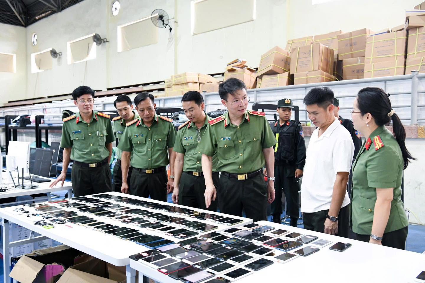Đột kích Trung tâm lừa đảo quy mô 'khủng' ngay tại Việt Nam, bắt khẩn cấp Trần Thị Thu Hường và 4 người - Ảnh 6.