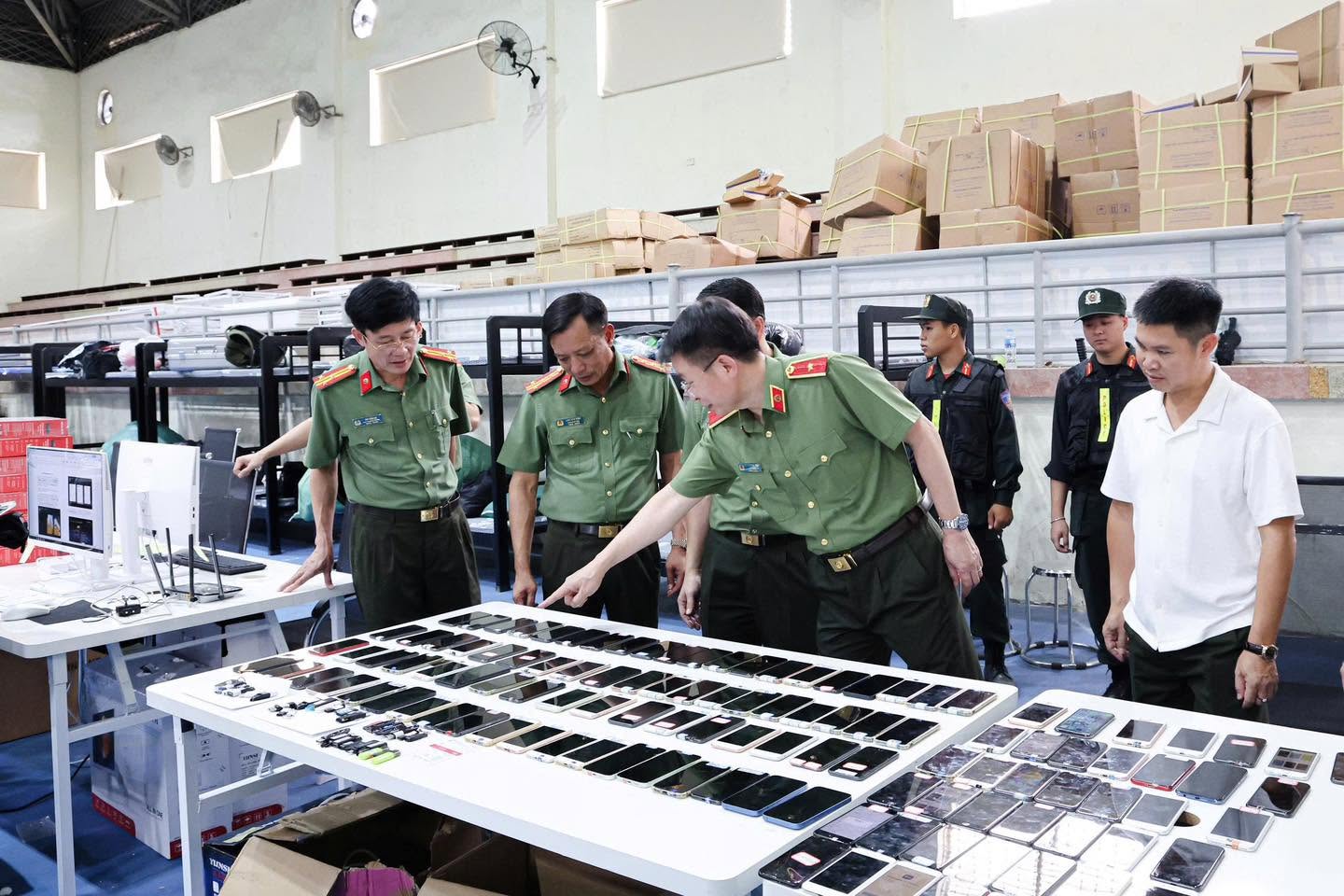 Đột kích Trung tâm lừa đảo quy mô 'khủng' ngay tại Việt Nam, bắt khẩn cấp Trần Thị Thu Hường và 4 người - Ảnh 8.