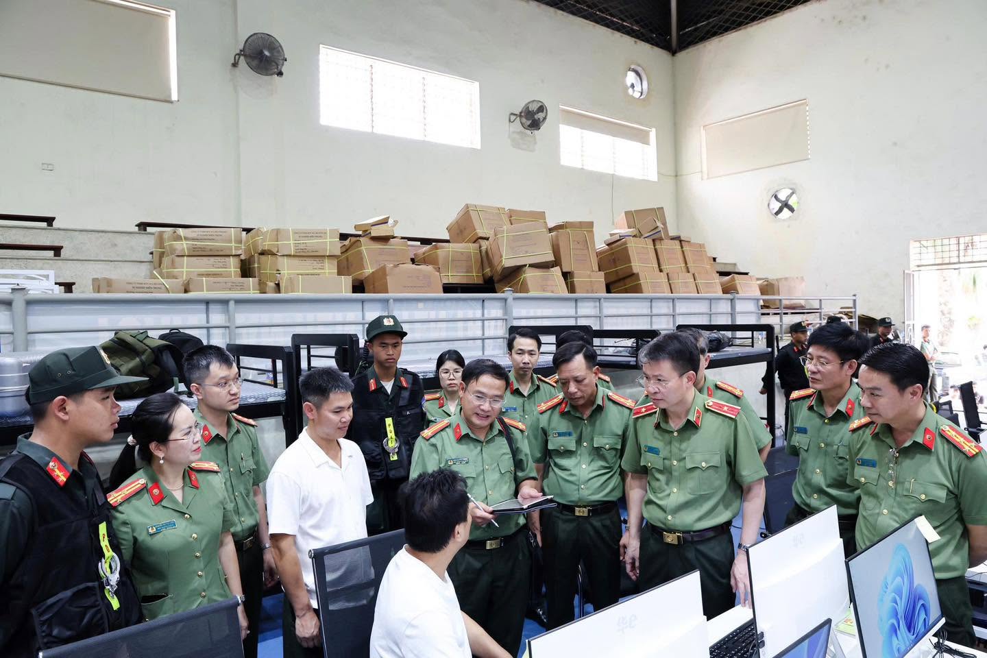 Đột kích Trung tâm lừa đảo quy mô 'khủng' ngay tại Việt Nam, bắt khẩn cấp Trần Thị Thu Hường và 4 người - Ảnh 4.