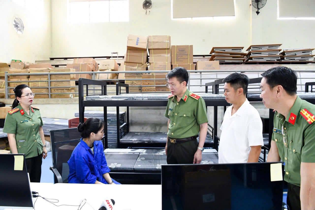 Đột kích Trung tâm lừa đảo quy mô 'khủng' ngay tại Việt Nam, bắt khẩn cấp Trần Thị Thu Hường và 4 người - Ảnh 7.