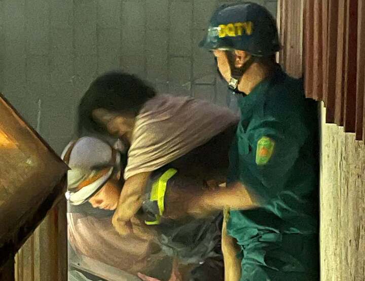 Cứu hộ đ&aacute;m ch&aacute;y ở H&agrave; Nội , 4 người mắc kẹt được giải cứu an to&agrave;n - Ảnh 2.