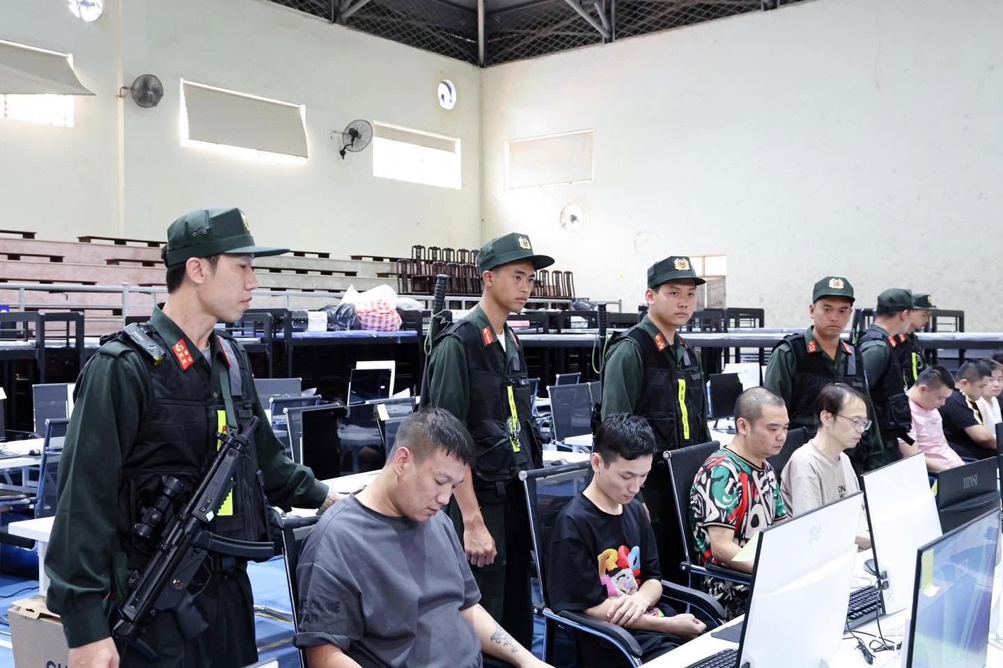 Đột kích Trung tâm lừa đảo quy mô 'khủng' ngay tại Việt Nam, bắt khẩn cấp Trần Thị Thu Hường và 4 người - Ảnh 9.