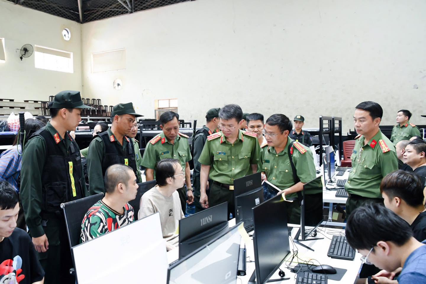 Đột kích Trung tâm lừa đảo quy mô 'khủng' ngay tại Việt Nam, bắt khẩn cấp Trần Thị Thu Hường và 4 người - Ảnh 2.
