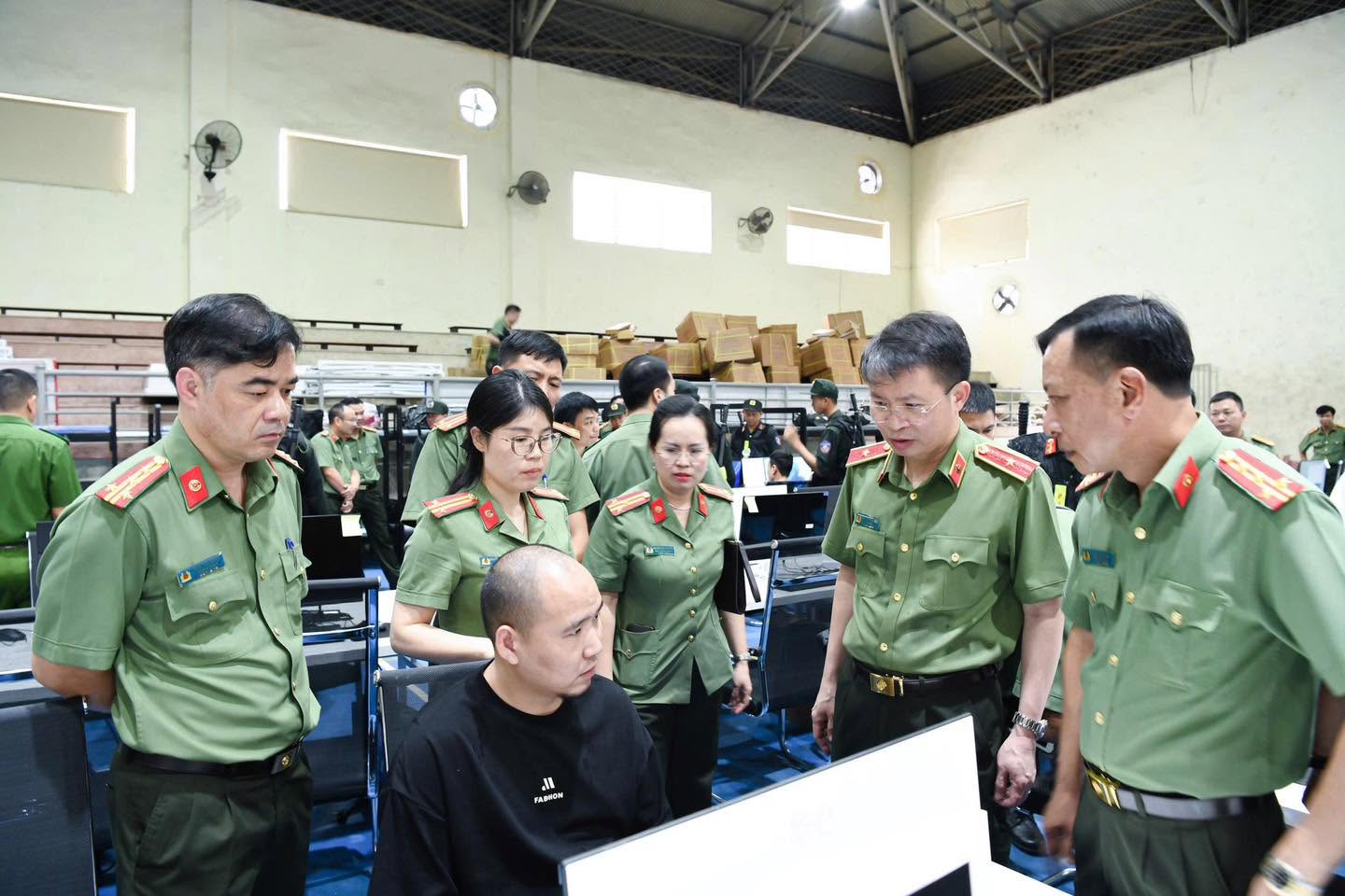 Đột kích Trung tâm lừa đảo quy mô 'khủng' ngay tại Việt Nam, bắt khẩn cấp Trần Thị Thu Hường và 4 người - Ảnh 5.