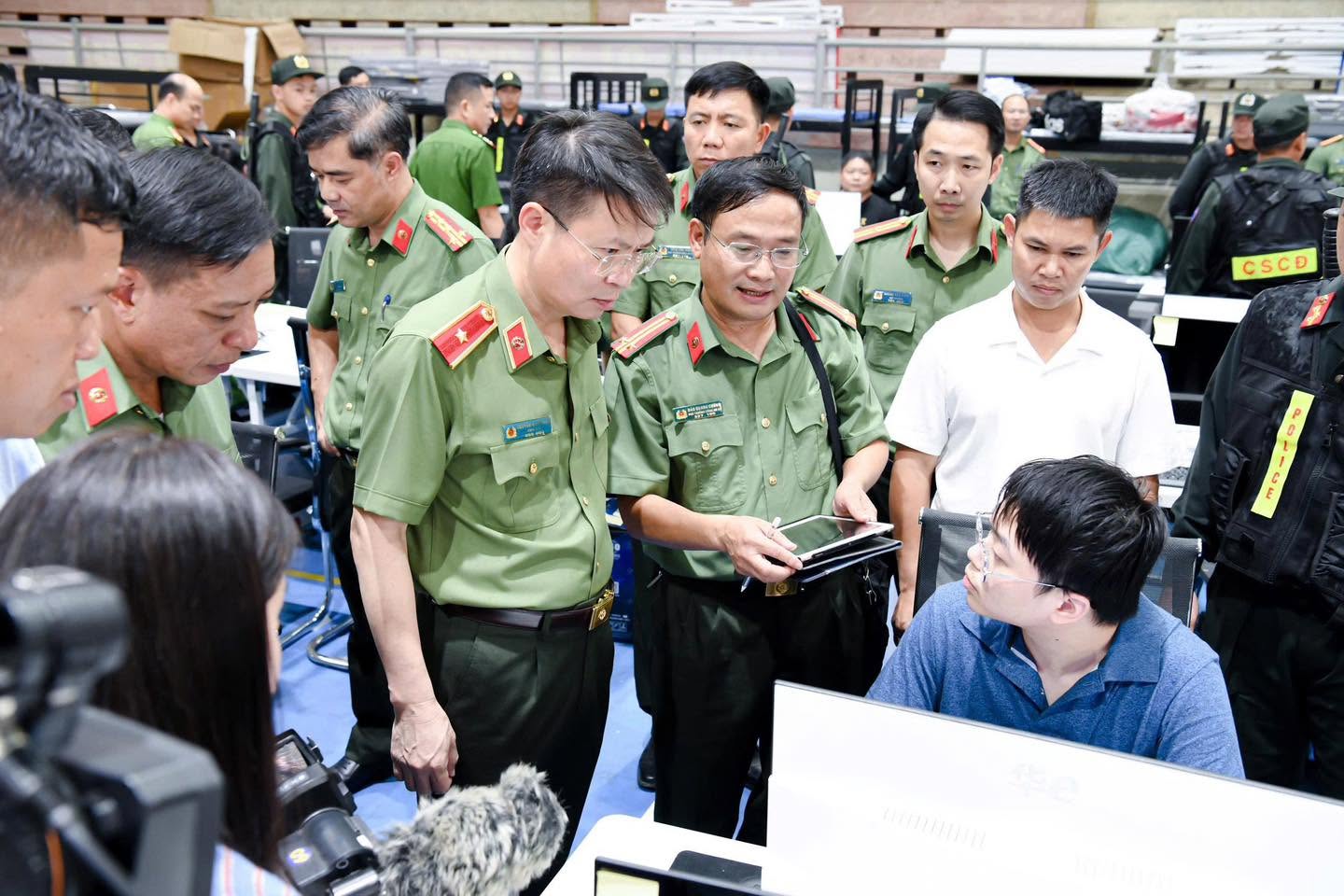 Đột kích Trung tâm lừa đảo quy mô 'khủng' ngay tại Việt Nam, bắt khẩn cấp Trần Thị Thu Hường và 4 người - Ảnh 3.