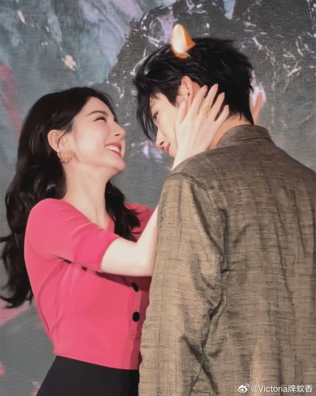Hot nhất Weibo: Địch Lệ Nhiệt Ba lộ bằng chứng hẹn h&ograve; thiếu gia k&eacute;m 8 tuổi - Ảnh 7.
