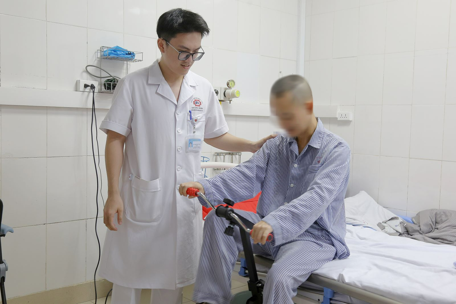 Ngừng tim khi chơi thể thao, người đ&agrave;n &ocirc;ng tho&aacute;t cửa tử nhờ triển khai sớm một kỹ thuật - Ảnh 2.