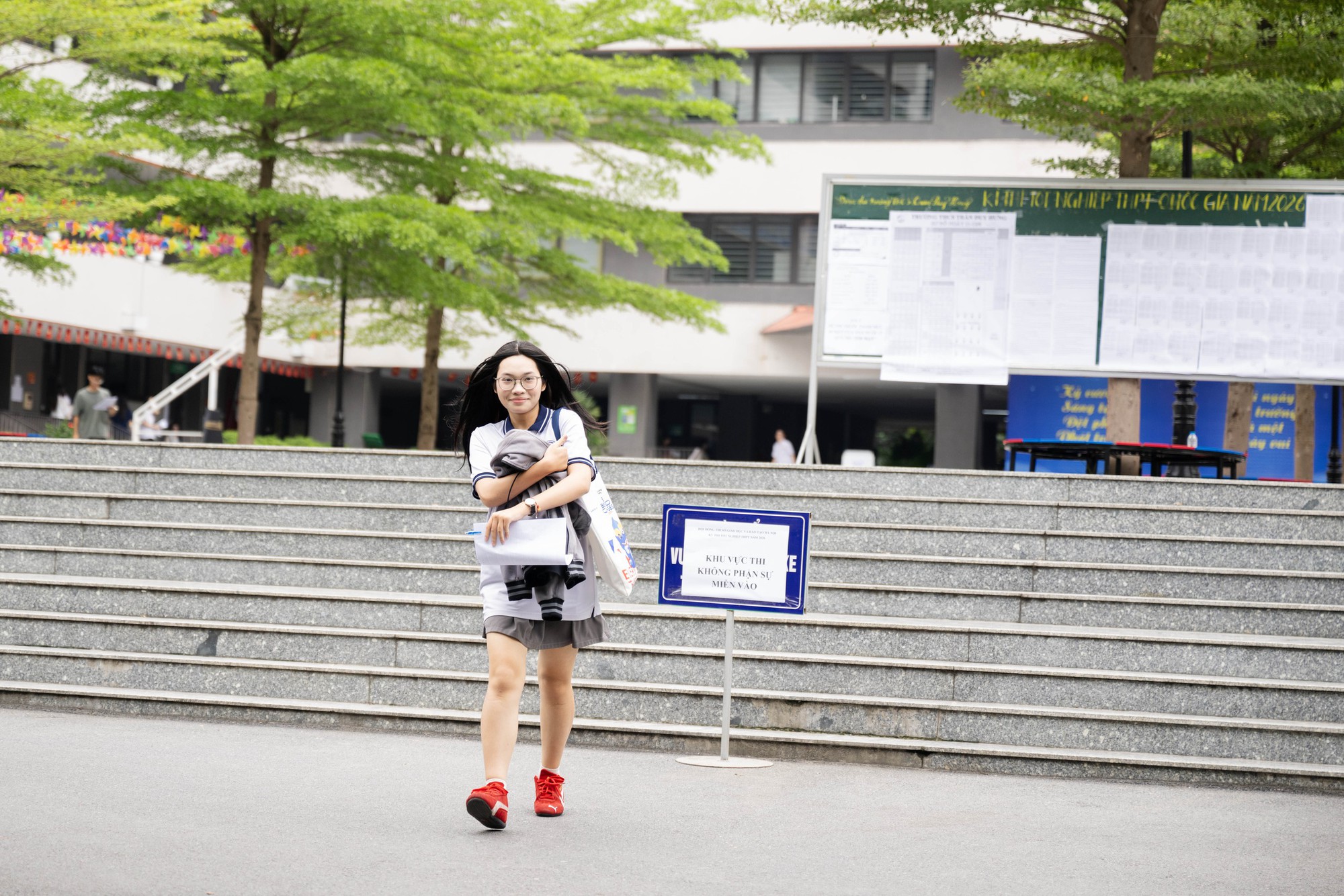 Hết giờ l&agrave;m b&agrave;i m&ocirc;n Văn thi tốt nghiệp THPT: Th&iacute; sinh ấn tượng với đề kiểu mới, c&acirc;u nghị luận x&atilde; hội được khen nức nở - Ảnh 25.