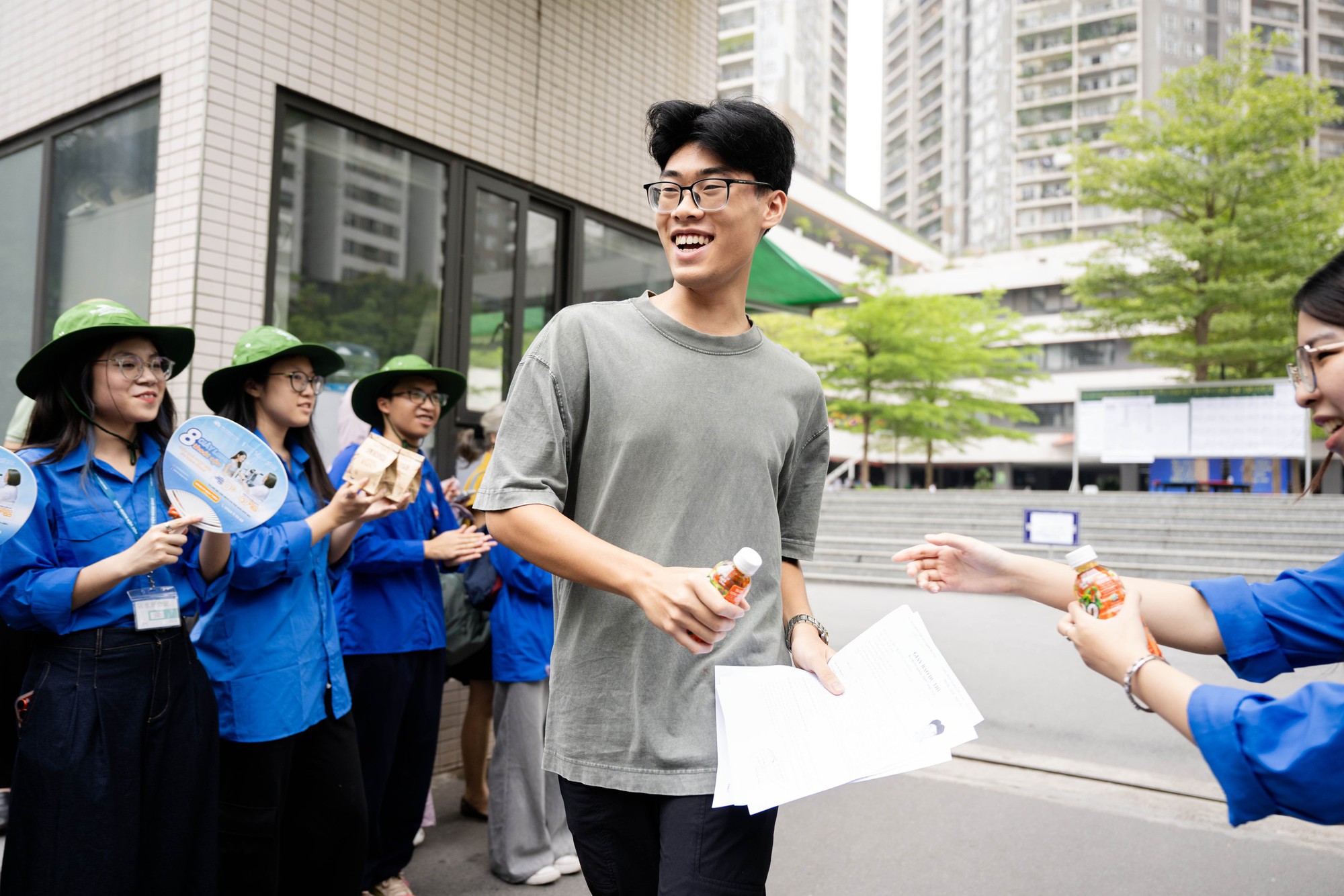 Hết giờ l&agrave;m b&agrave;i m&ocirc;n Văn thi tốt nghiệp THPT: Th&iacute; sinh ấn tượng với đề kiểu mới, c&acirc;u nghị luận x&atilde; hội được khen nức nở - Ảnh 26.