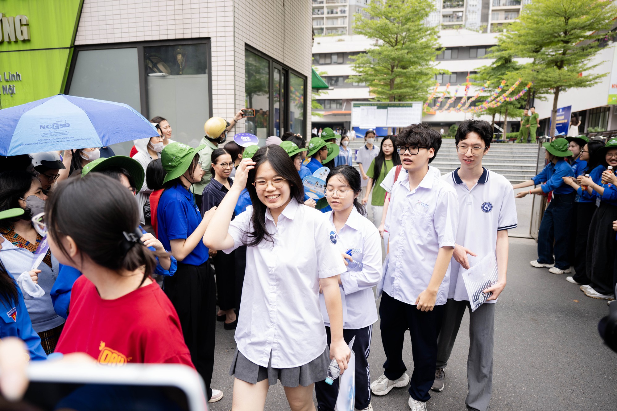 Hết giờ l&agrave;m b&agrave;i m&ocirc;n Văn thi tốt nghiệp THPT: Th&iacute; sinh ấn tượng với đề kiểu mới, c&acirc;u nghị luận x&atilde; hội được khen nức nở - Ảnh 24.