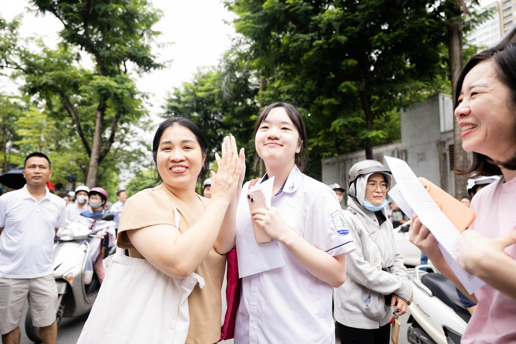 Hết giờ l&agrave;m b&agrave;i m&ocirc;n Văn thi tốt nghiệp THPT: Th&iacute; sinh ấn tượng với đề kiểu mới, c&acirc;u nghị luận x&atilde; hội được khen nức nở - Ảnh 27.