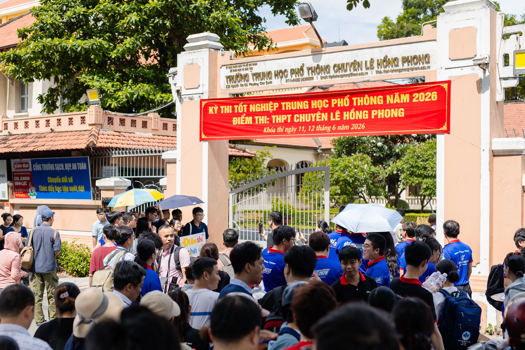 Hết giờ l&agrave;m b&agrave;i m&ocirc;n Văn thi tốt nghiệp THPT: Th&iacute; sinh ấn tượng với đề kiểu mới, c&acirc;u nghị luận x&atilde; hội được khen nức nở - Ảnh 1.