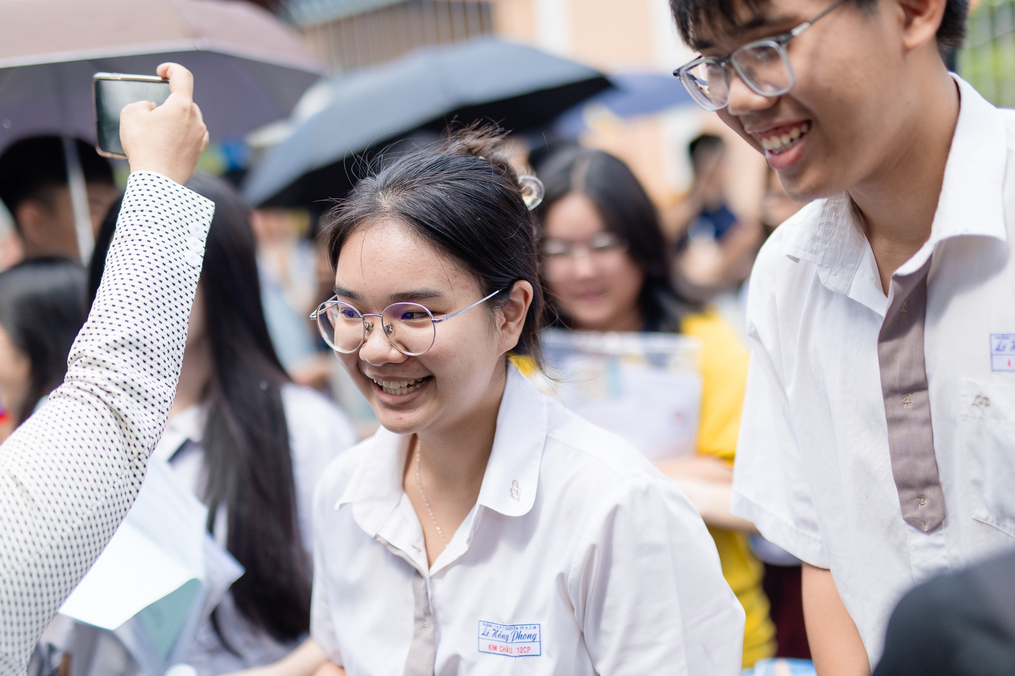 Hết giờ l&agrave;m b&agrave;i m&ocirc;n Văn thi tốt nghiệp THPT: Th&iacute; sinh ấn tượng với đề kiểu mới, c&acirc;u nghị luận x&atilde; hội được khen nức nở - Ảnh 3.