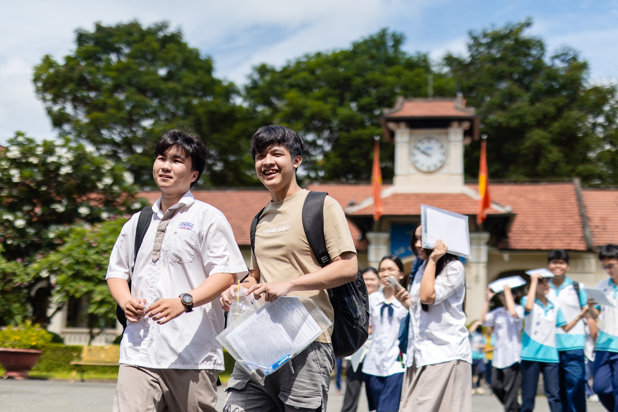 Hết giờ l&agrave;m b&agrave;i m&ocirc;n Văn thi tốt nghiệp THPT: Th&iacute; sinh ấn tượng với đề kiểu mới, c&acirc;u nghị luận x&atilde; hội được khen nức nở - Ảnh 2.