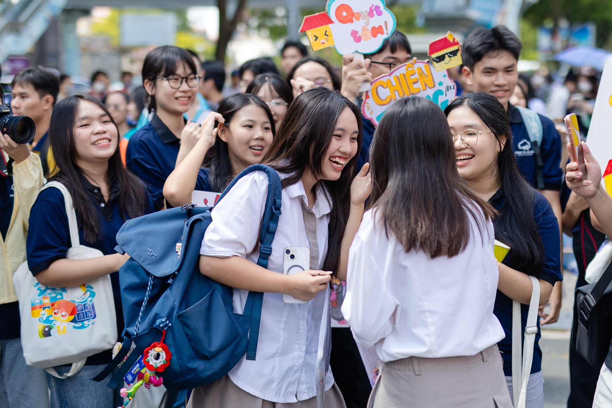 Hết giờ l&agrave;m b&agrave;i m&ocirc;n Văn thi tốt nghiệp THPT: Th&iacute; sinh ấn tượng với đề kiểu mới, c&acirc;u nghị luận x&atilde; hội được khen nức nở - Ảnh 5.