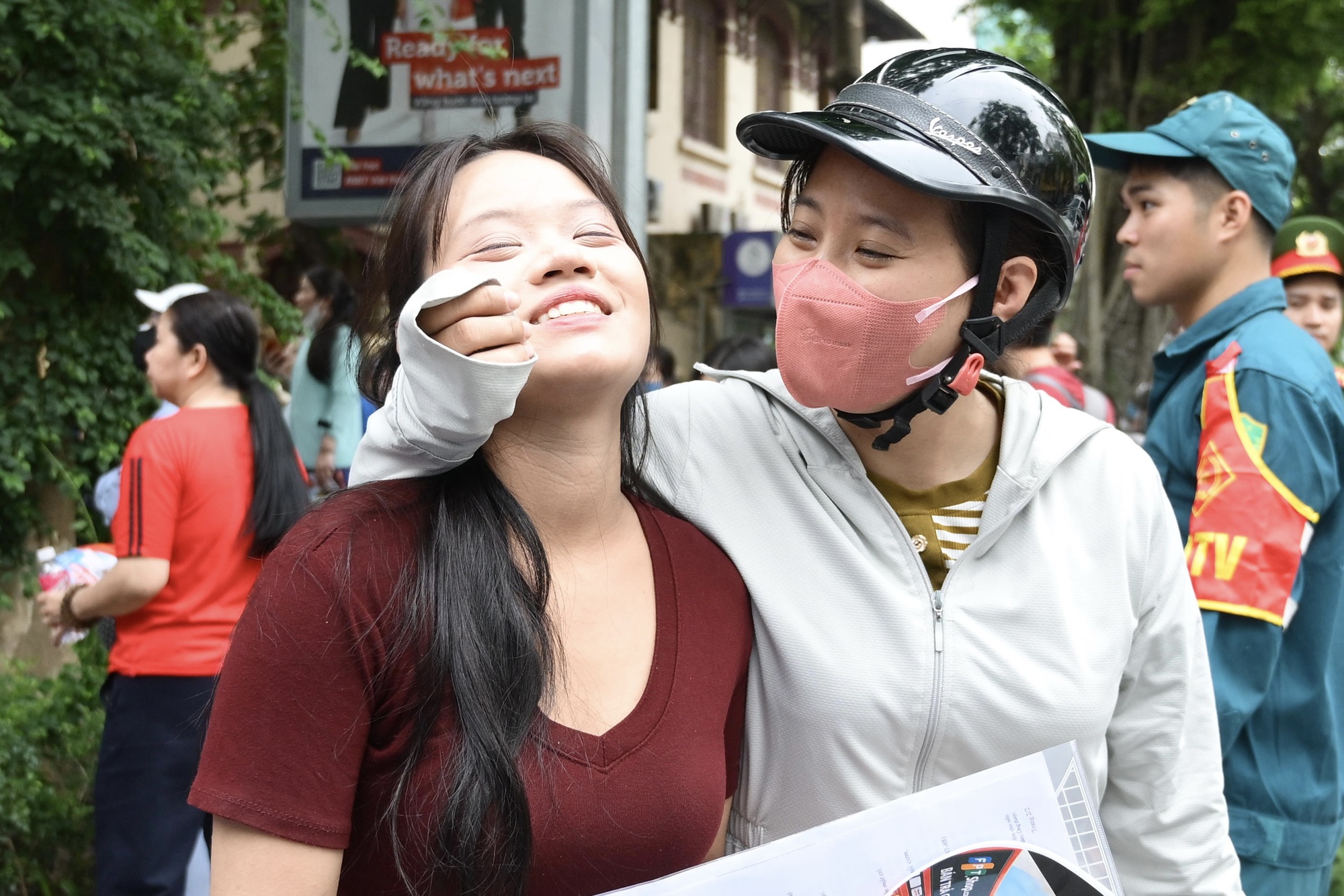 Hết giờ l&agrave;m b&agrave;i m&ocirc;n Văn thi tốt nghiệp THPT: Th&iacute; sinh ấn tượng với đề kiểu mới, c&acirc;u nghị luận x&atilde; hội được khen nức nở - Ảnh 15.
