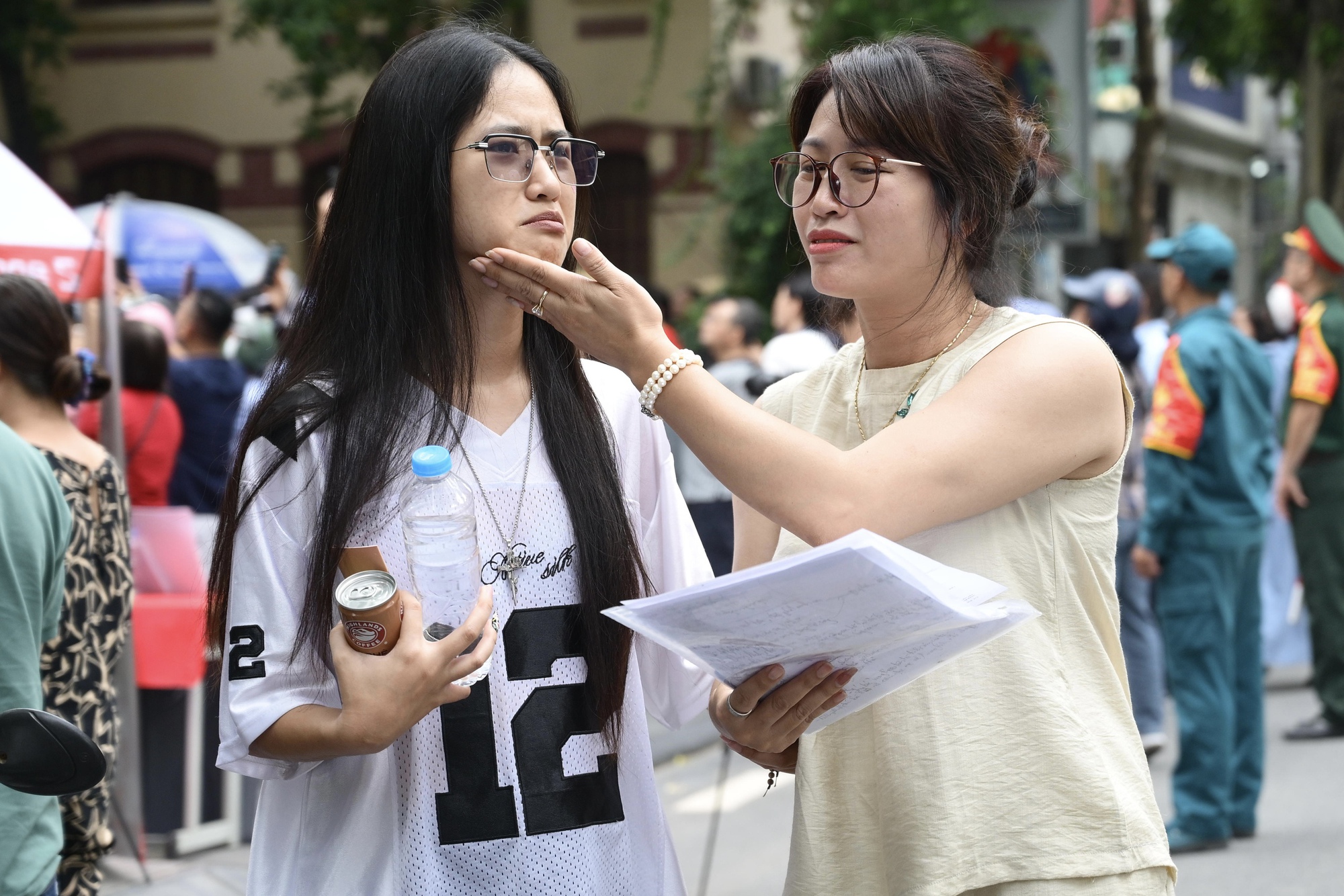 Hết giờ l&agrave;m b&agrave;i m&ocirc;n Văn thi tốt nghiệp THPT: Th&iacute; sinh ấn tượng với đề kiểu mới, c&acirc;u nghị luận x&atilde; hội được khen nức nở - Ảnh 17.