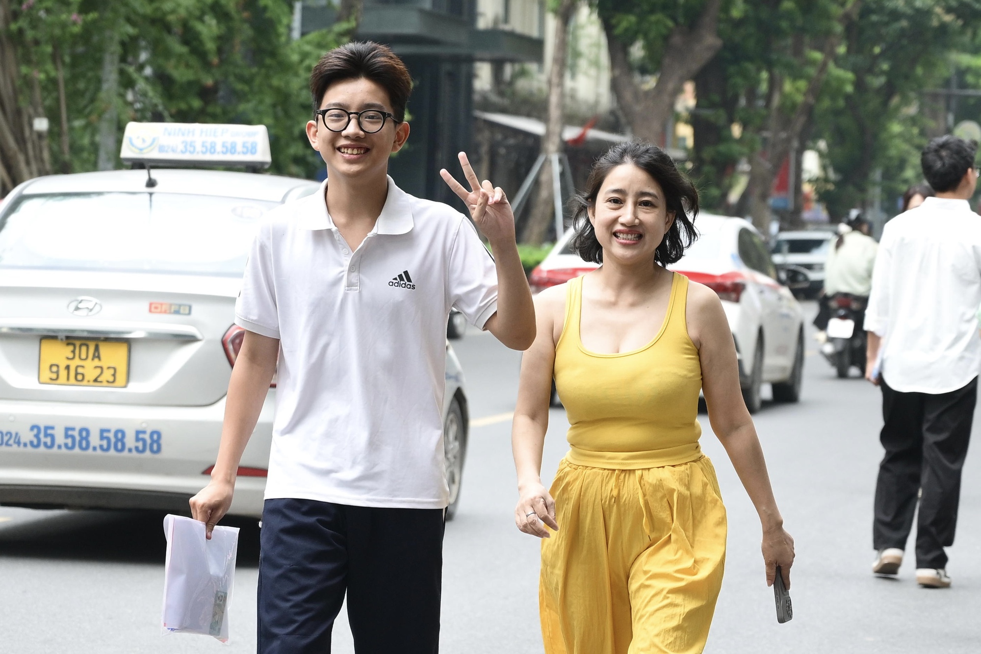Hết giờ l&agrave;m b&agrave;i m&ocirc;n Văn thi tốt nghiệp THPT: Th&iacute; sinh ấn tượng với đề kiểu mới, c&acirc;u nghị luận x&atilde; hội được khen nức nở - Ảnh 18.