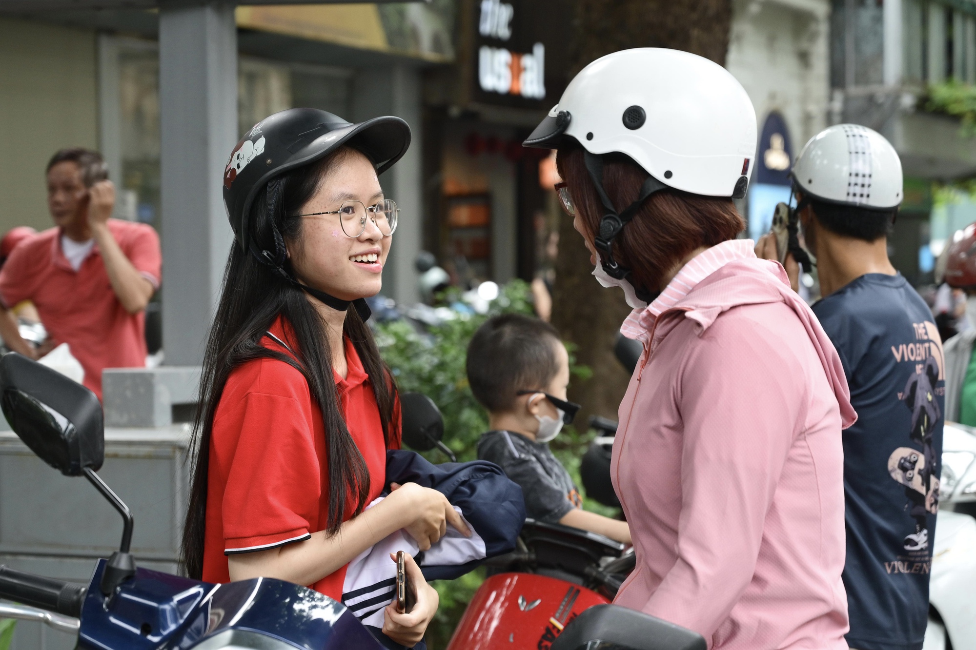 Hết giờ l&agrave;m b&agrave;i m&ocirc;n Văn thi tốt nghiệp THPT: Th&iacute; sinh ấn tượng với đề kiểu mới, c&acirc;u nghị luận x&atilde; hội được khen nức nở - Ảnh 20.