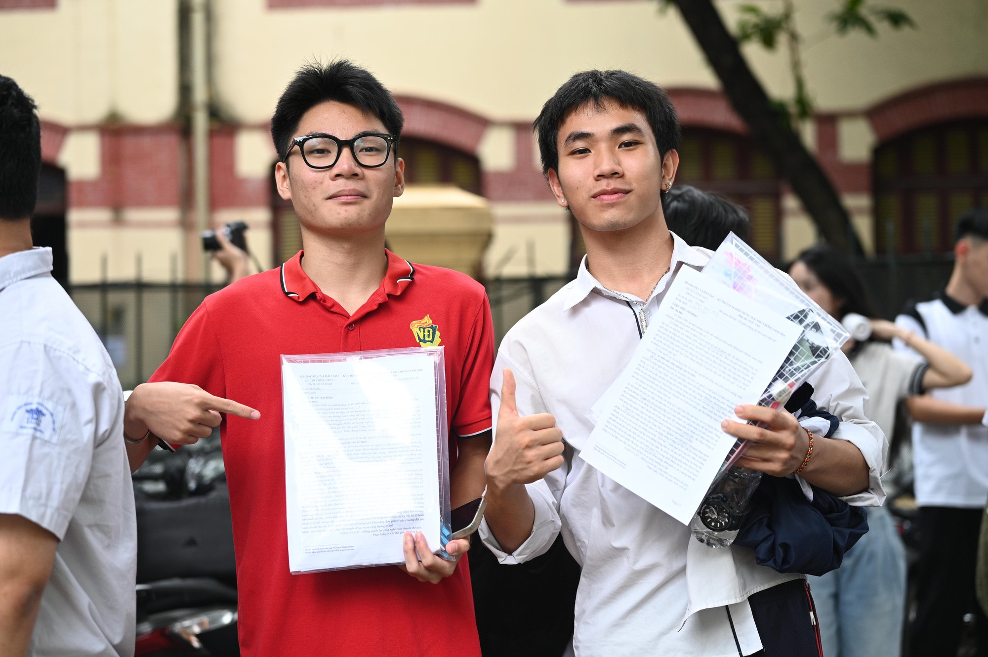 Hết giờ l&agrave;m b&agrave;i m&ocirc;n Văn thi tốt nghiệp THPT: Th&iacute; sinh ấn tượng với đề kiểu mới, c&acirc;u nghị luận x&atilde; hội được khen nức nở - Ảnh 21.