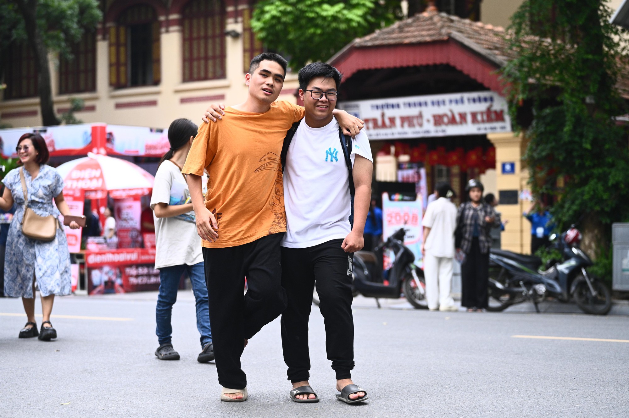 Hết giờ l&agrave;m b&agrave;i m&ocirc;n Văn thi tốt nghiệp THPT: Th&iacute; sinh ấn tượng với đề kiểu mới, c&acirc;u nghị luận x&atilde; hội được khen nức nở - Ảnh 22.