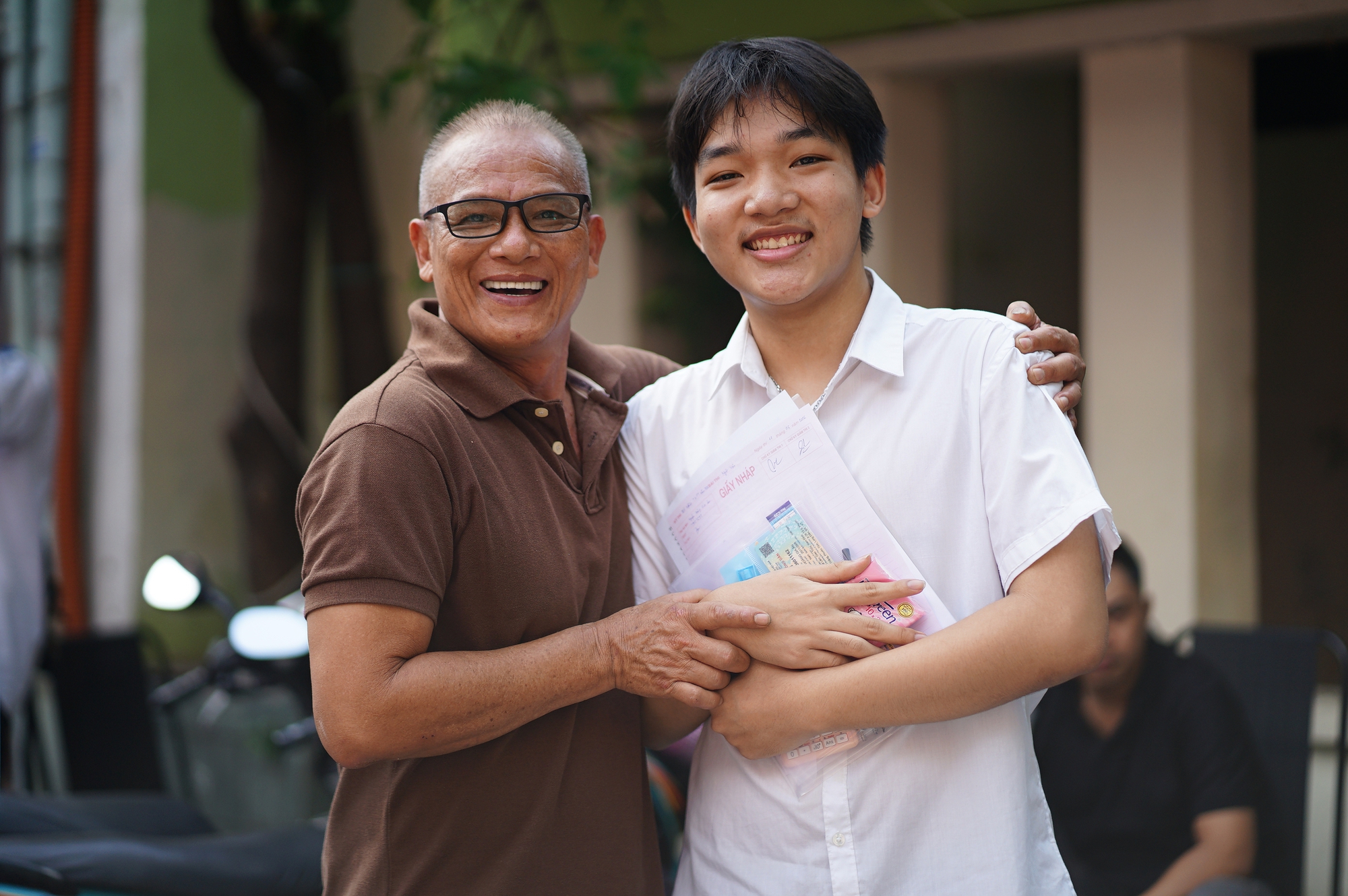 Hết giờ l&agrave;m b&agrave;i m&ocirc;n Văn thi tốt nghiệp THPT: Th&iacute; sinh ấn tượng với đề kiểu mới, c&acirc;u nghị luận x&atilde; hội được khen nức nở - Ảnh 11.