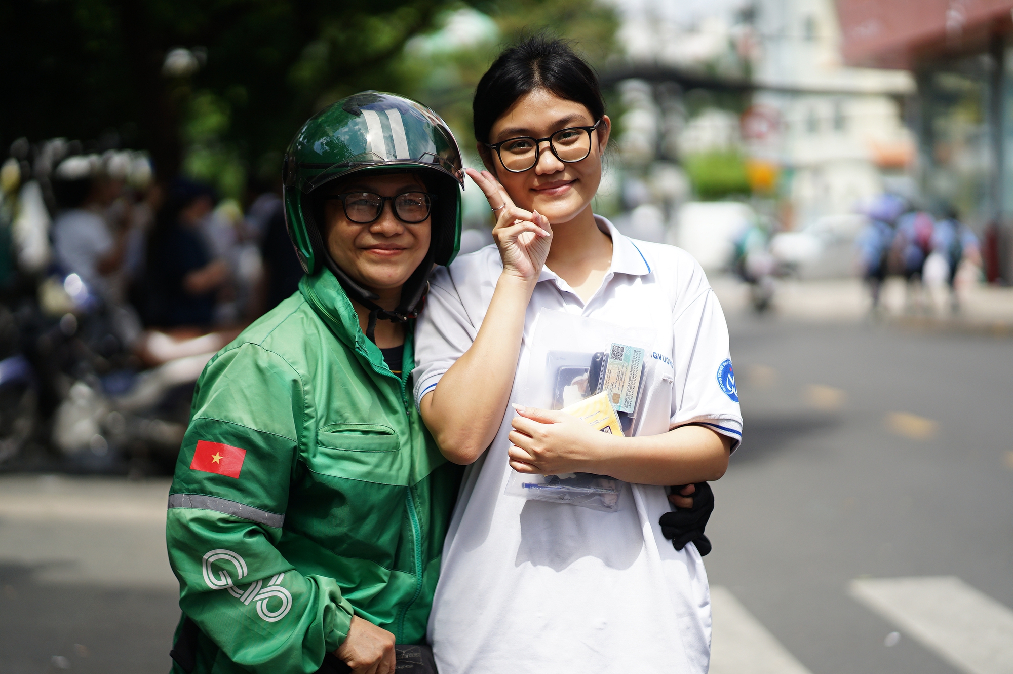 Hết giờ l&agrave;m b&agrave;i m&ocirc;n Văn thi tốt nghiệp THPT: Th&iacute; sinh ấn tượng với đề kiểu mới, c&acirc;u nghị luận x&atilde; hội được khen nức nở - Ảnh 9.
