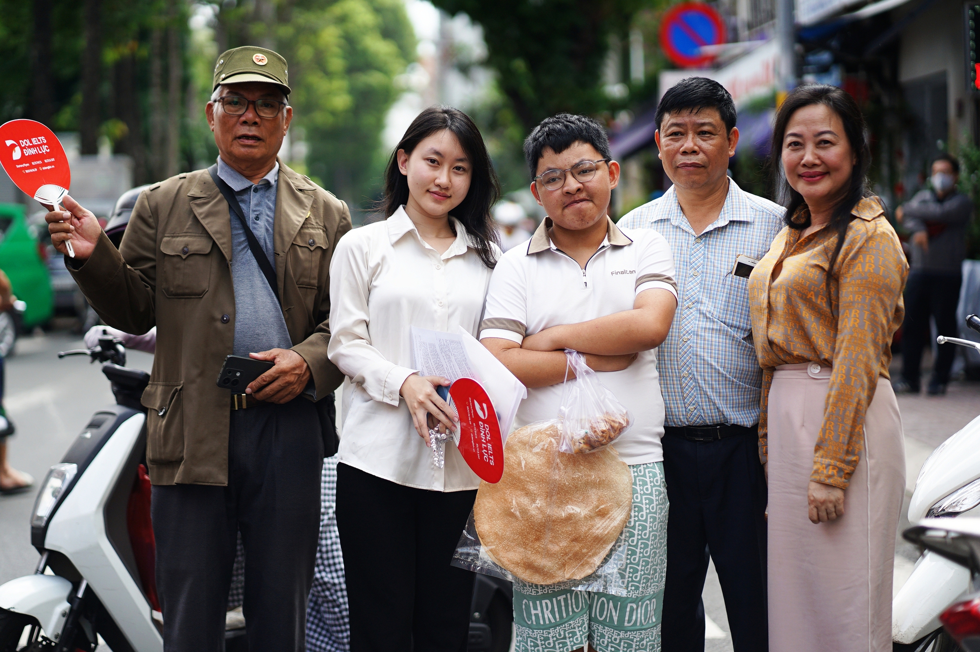 Hết giờ l&agrave;m b&agrave;i m&ocirc;n Văn thi tốt nghiệp THPT: Th&iacute; sinh ấn tượng với đề kiểu mới, c&acirc;u nghị luận x&atilde; hội được khen nức nở - Ảnh 7.