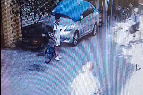 Hà Nội: Nam sinh lớp 5 cầm xấp 500.000 đồng đứng ở đường 15 phút, hé lộ chuyện phía sau - Ảnh 1.