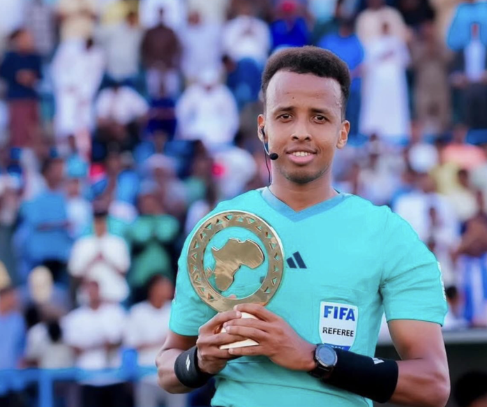 Mỹ từ chối nhập cảnh, trọng tài Somalia được Canada mời cầm còi World Cup 2026 - Ảnh 1.