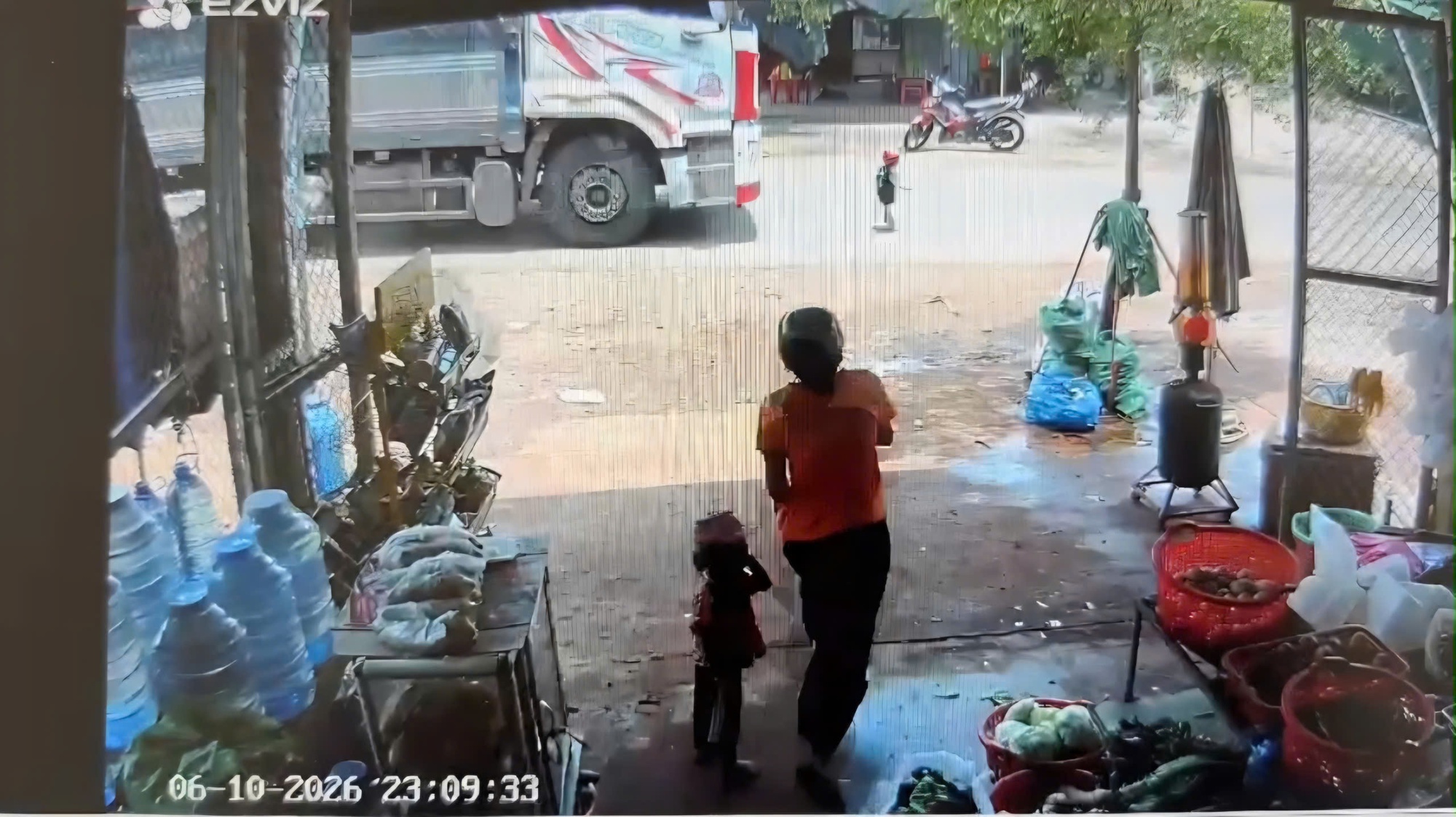 B&eacute; trai 3 tuổi tử vong thương t&acirc;m sau vụ xe tải t&ocirc;ng tại Đắk Lắk - Ảnh 1.