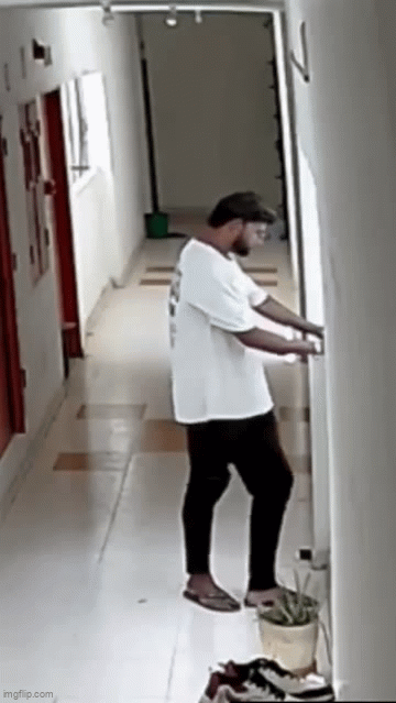 Sau khi giao hàng cho khách, nam nhân viên đi tới chỗ lan can và nhảy xuống từ tầng 13 - Ảnh 2.