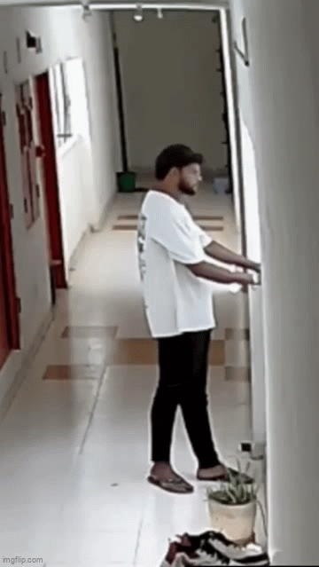 Sau khi giao hàng cho khách, nam nhân viên đi tới chỗ lan can và nhảy xuống từ tầng 13 - Ảnh 1.
