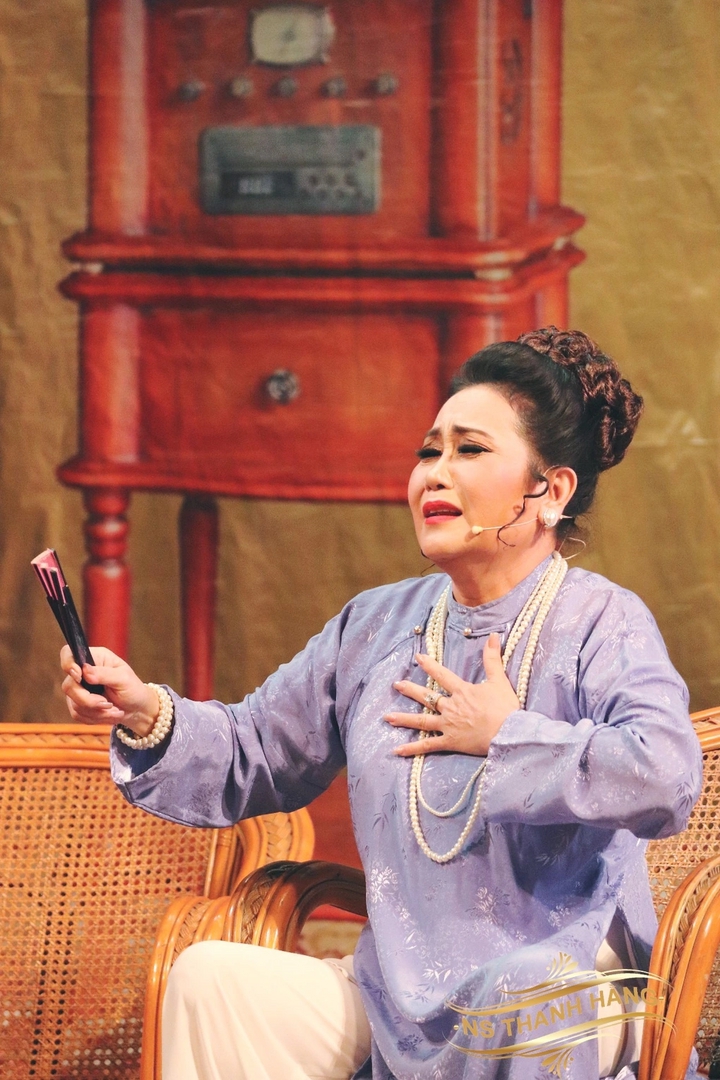 Nữ nghệ sĩ là 