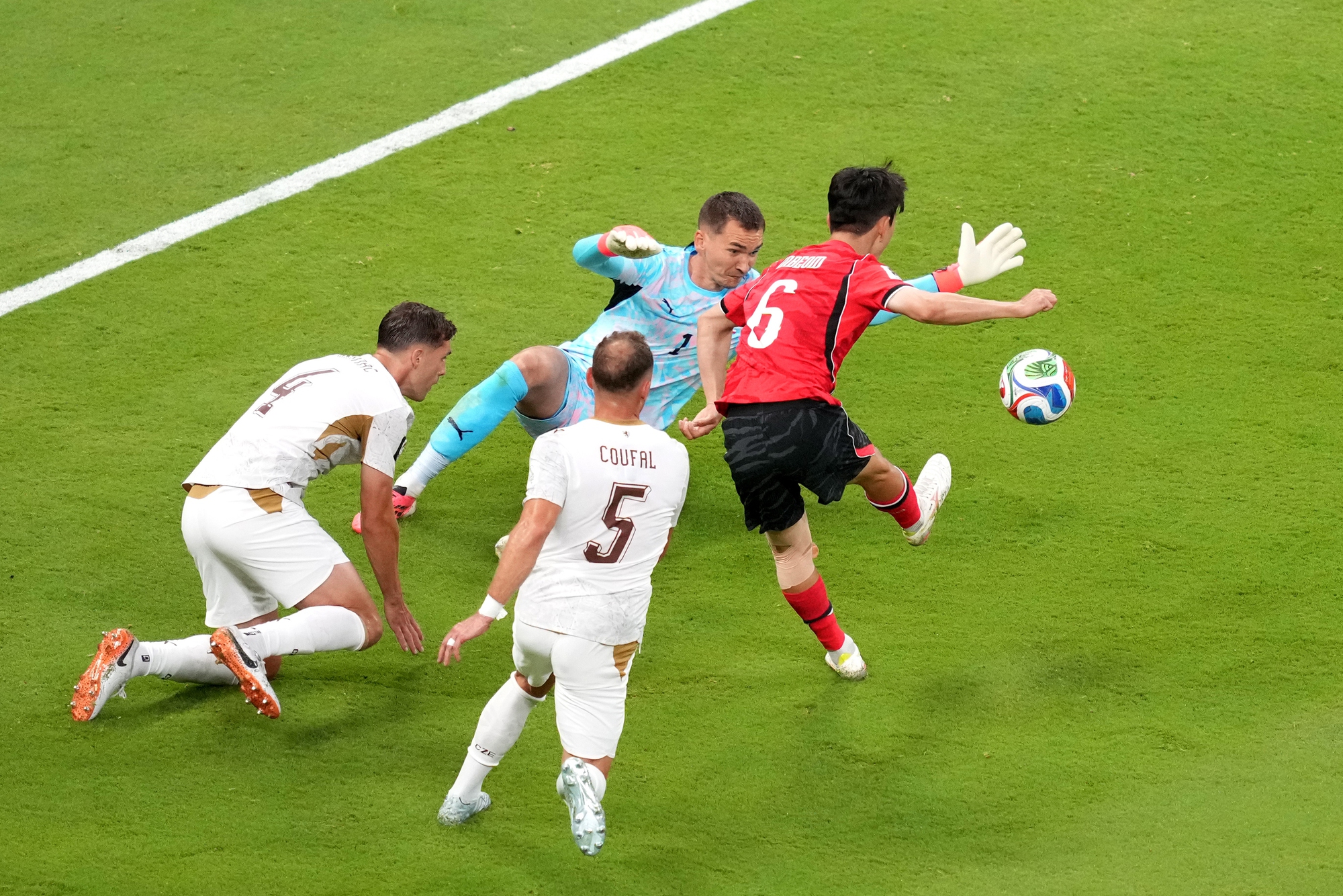 Hwang In-beom - "Nhạc trưởng" đưa tuyển H&agrave;n Quốc bay cao tại World Cup 2026 - Ảnh 3.