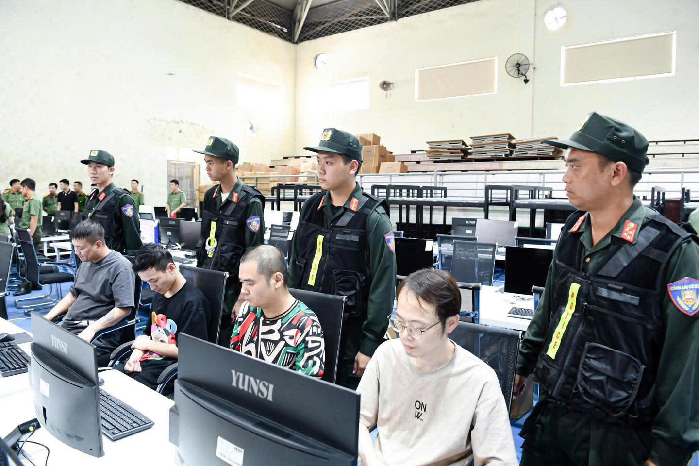 Cận cảnh bên trong “căn cứ bí mật” của ổ nhóm lừa đảo xuyên quốc gia - Ảnh 4.