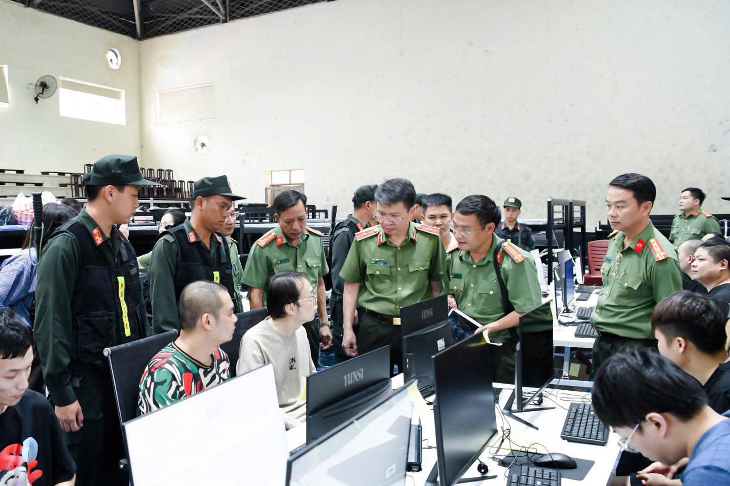 Cận cảnh bên trong “căn cứ bí mật” của ổ nhóm lừa đảo xuyên quốc gia - Ảnh 2.