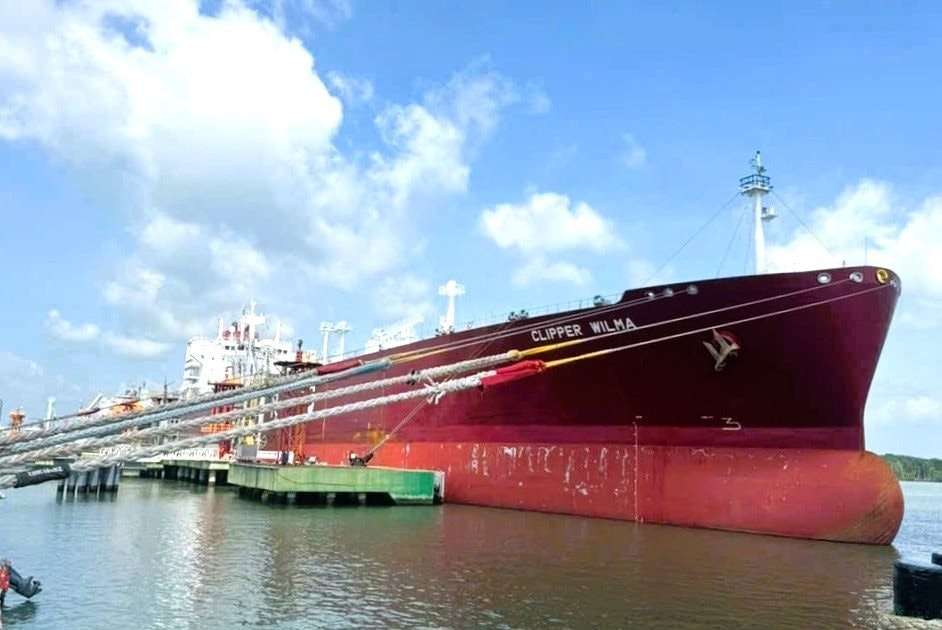 Tàu LNG khổng lồ từ Canada cập cảng Thị Vải, đưa 73.000 tấn nhiên liệu về Việt Nam - Ảnh 2.