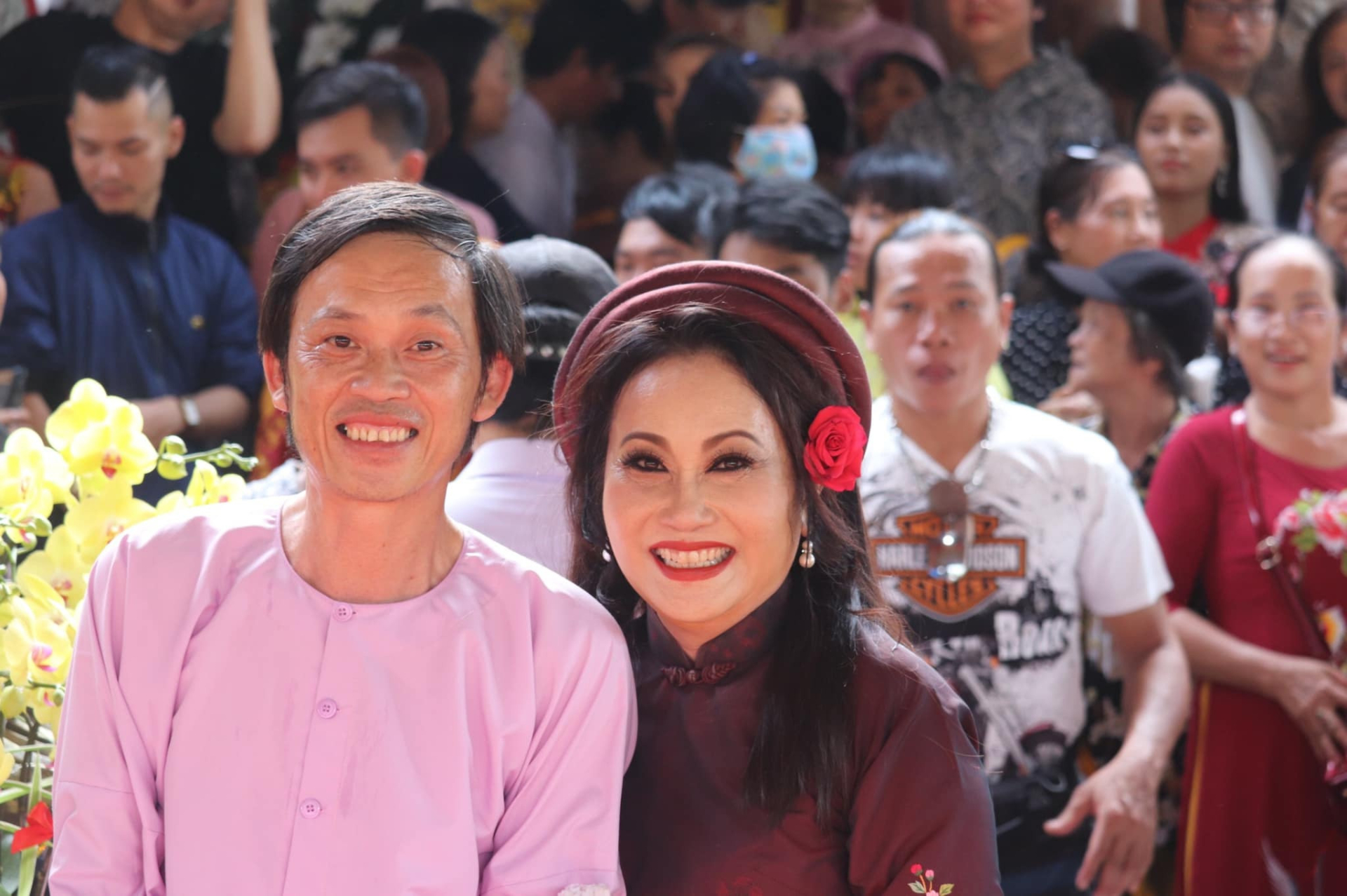 Nữ nghệ sĩ là 