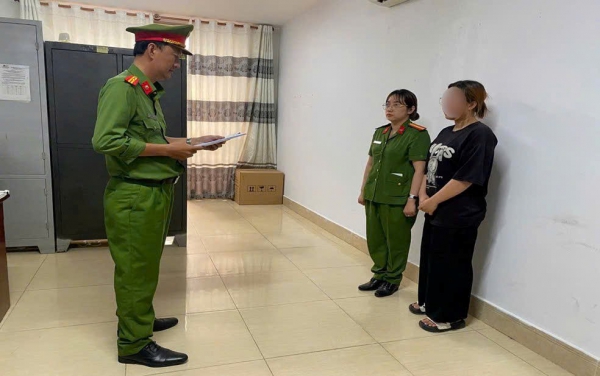 Bạo hành trẻ em: Người mẹ trẻ ở Cà Mau gây ra cái chết thương tâm cho con - Ảnh 1. Bạo hành trẻ em: Người mẹ trẻ ở Cà Mau gây ra cái chết thương tâm cho con - Ảnh 1.