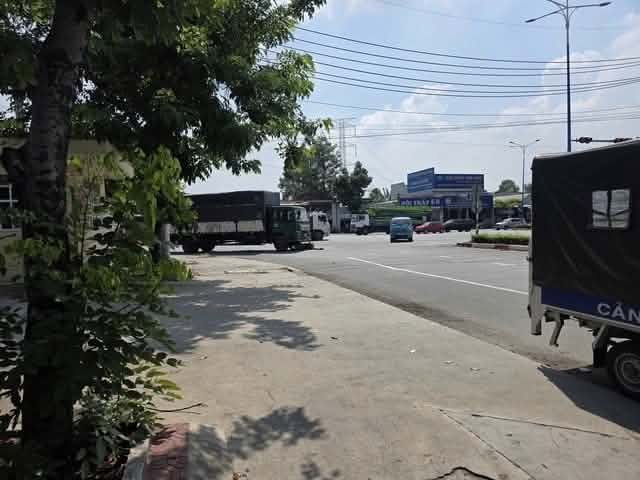 Hiện trường vụ thai phụ bị xe tải cán tử vong ở TP.HCM: Nạn nhân vừa nghỉ làm, chuẩn bị về quê sinh con - Ảnh 2.