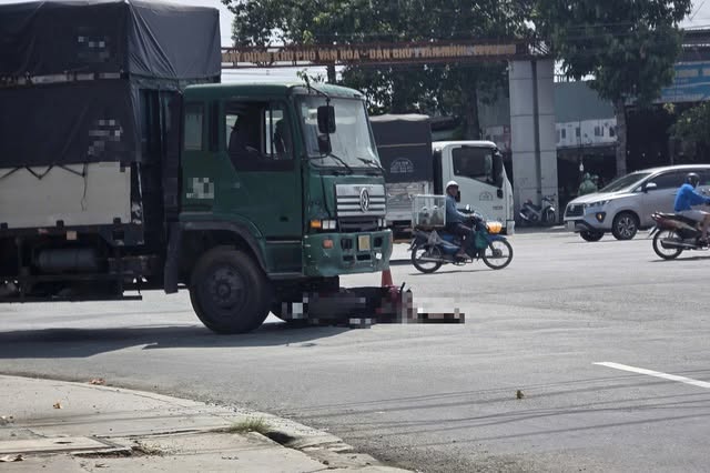 Hiện trường vụ thai phụ bị xe tải cán tử vong ở TP.HCM: Nạn nhân vừa nghỉ làm, chuẩn bị về quê sinh con - Ảnh 1.